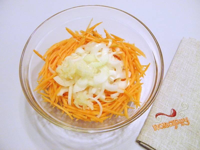 Теперь начинка: лук режем полукольцами, морковку — тонкой соломкой, чеснок измельчаем, все перемешиваем. 
