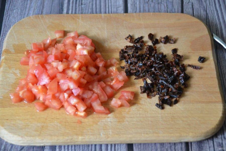 Нарежьте мелким кубиком томаты свежие и вяленые, добавьте в тесто.