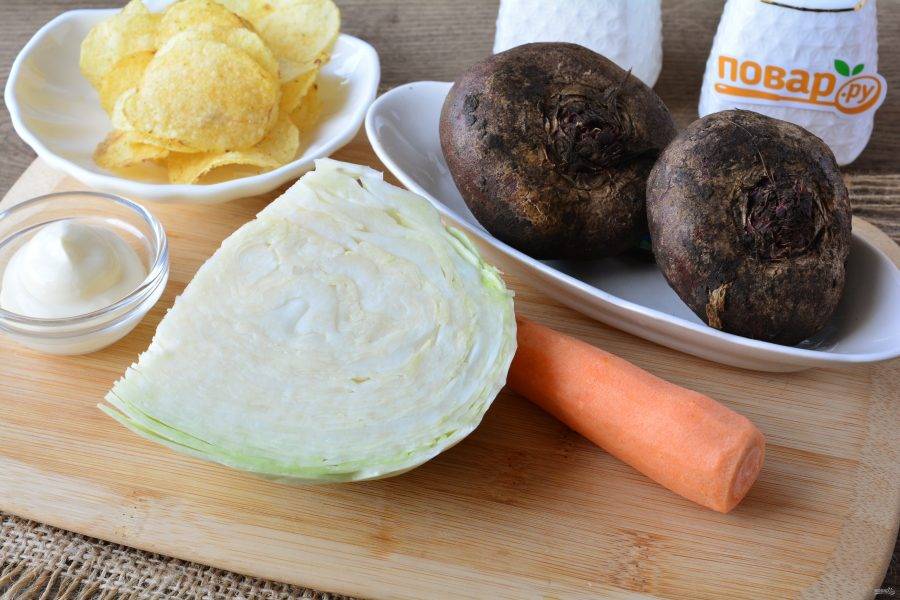 Рецепт: Салат из сырой свеклы - с морковью и картофельными чипсами соломкой