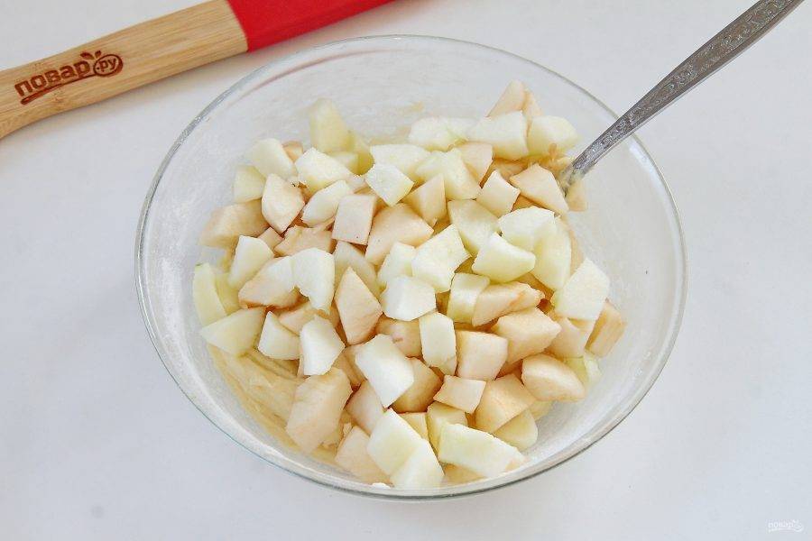 Яблоки очистите от кожуры, нарежьте кубиками и добавьте в тесто.