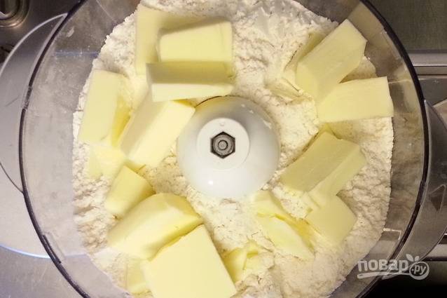 1.	Положите в миску просеянную муку, тертый сыр, кубики холодного сливочного масла и щепотку соли.
