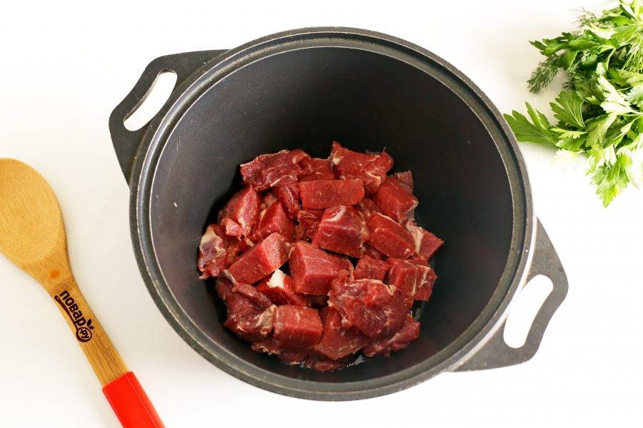Традиционно для этого блюда берется баранина с жирком, но не возбраняется готовить с говядиной. В казане накалите масло и выложите нарезанное кусочками мясо.