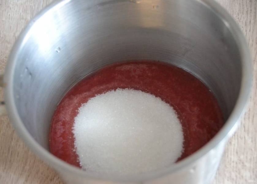 Другую часть клубники переложите в сотейник, всыпьте сахар, нагрейте, добавьте настоявшийся агар-агар с клубничным соком. 