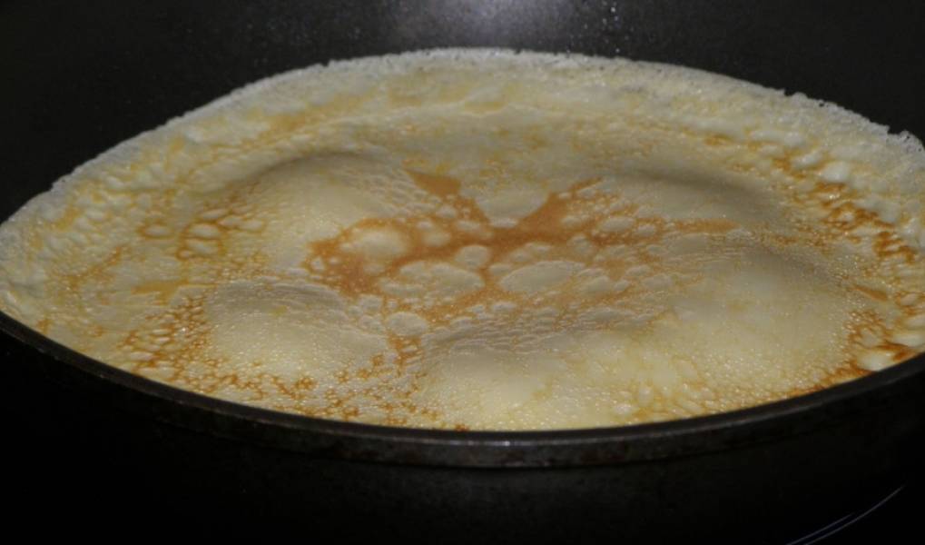 Жарить блины на разогретой сковороде, политой маслом с двух сторон до приобретения золотисто-коричневой корочки.