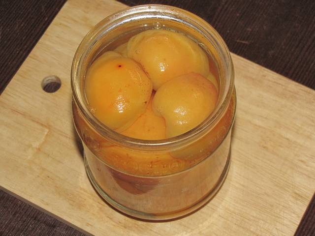 8. Кипящем сиропом залить абрикосы до верха баночки. 