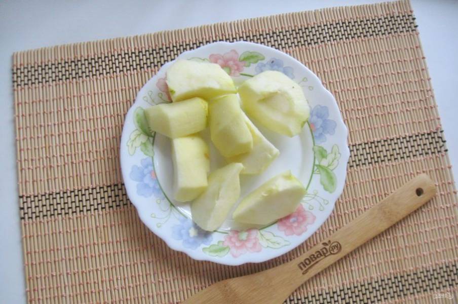 Яблоки помойте, очистите, удалите семенную коробочку.