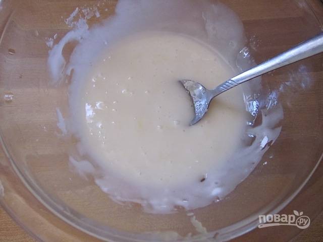 11.	Переложите выпечку на решетку для остывания, а в миске смешайте лимонный сок и сахарную пудру.