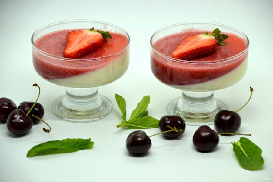 Украсьте десерт ягодкой клубники и листочками мяты. Вкусного и ягодного вам лета, друзья!