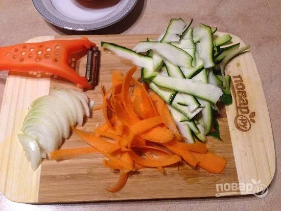 3. Нарезаем лук тонкими полукольцами, а морковь и цуккини нарезаем тонкой стружкой-полосками.