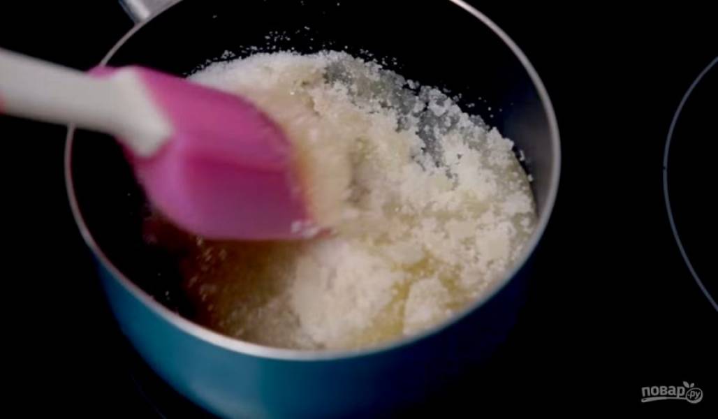 5. Приготовьте сироп: смешайте 150 грамм сахара с медом и поставьте смесь на огонь, чтобы сахар растворился. Не кипятите сахарную смесь, только хорошо прогрейте ее. 