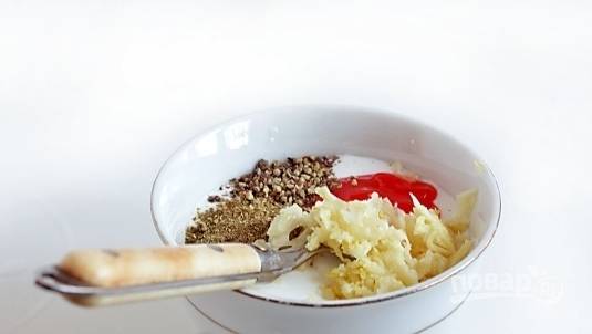 Для начала сделайте маринад. Смешайте сметану с перцем, солью, соусом чили, хмели-сунели и измельчённым чесноком.