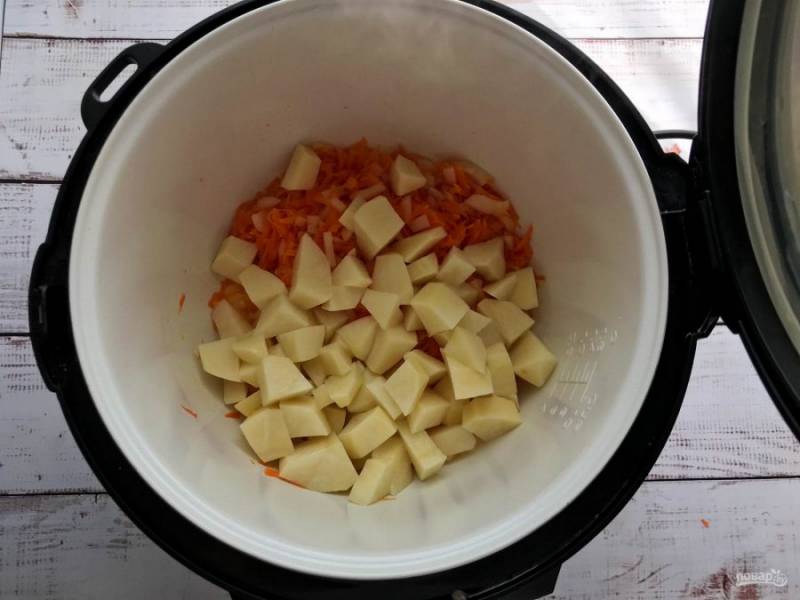 Добавьте нарезанный картофель, перемешайте и снова включите режим "Жарка" на 5 минут.