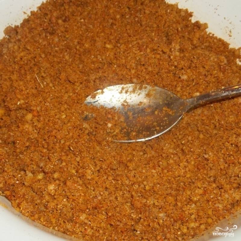 Орехи и чеснок пропустите через мясорубку. Получившуюся массу смешайте со специями, добавьте 4 ст.л. уксуса и перемешайте.