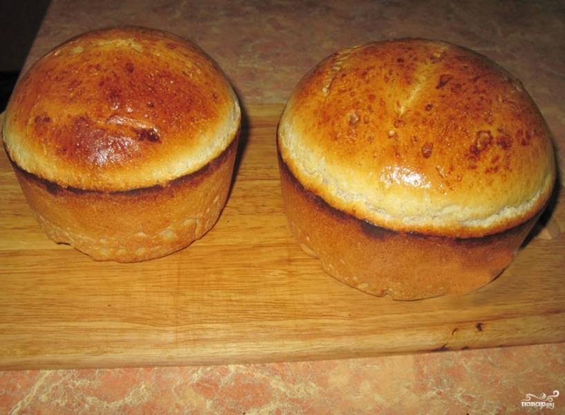 Через 2-3 часа ставим выпекать хлеб в духовку, либо в хлебопечку, либо в мультиварку. Перед этим я смазала верхушки теста взбитым желтком. Температуру делаем среднюю, градусов 170. На низ духовки можете поставить сковороду с водой. Тогда хлеб не будет подгорать снизу, а также получится более нежным. Выпекаем около часа, до коричневатой корочки.