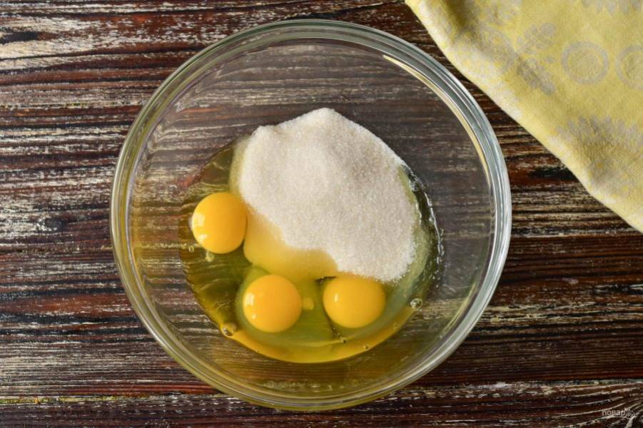 В миске соедините яйца с сахаром (1 яичный белок оставьте для крема).
