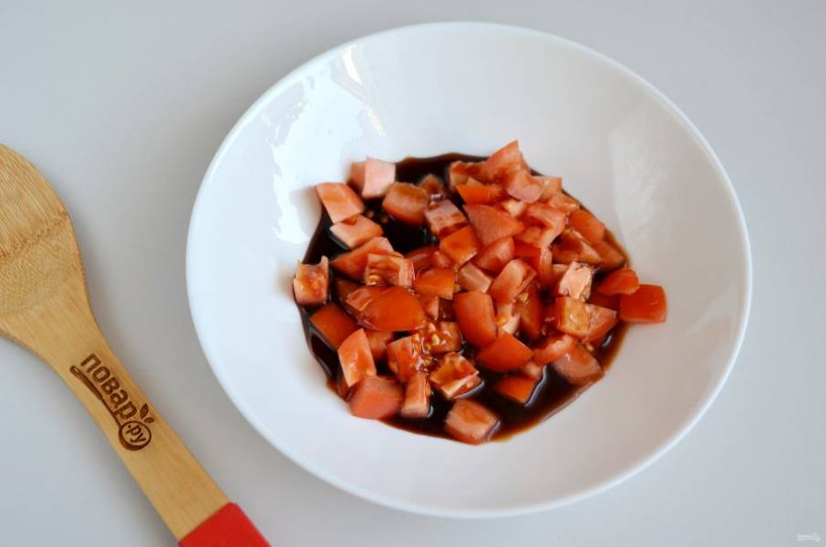 2. Порежьте помидоры кубиками, залейте соевым соусом. Перемешайте.