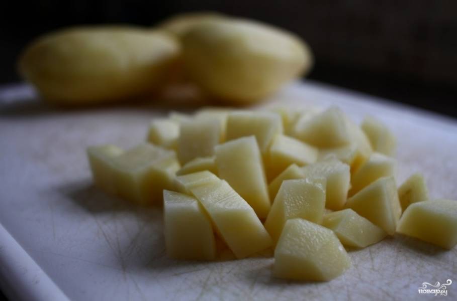 Картофель очистите, нарежьте на мелкие кубики. Положите в кипящую воду и отварите в течение 5 минут.