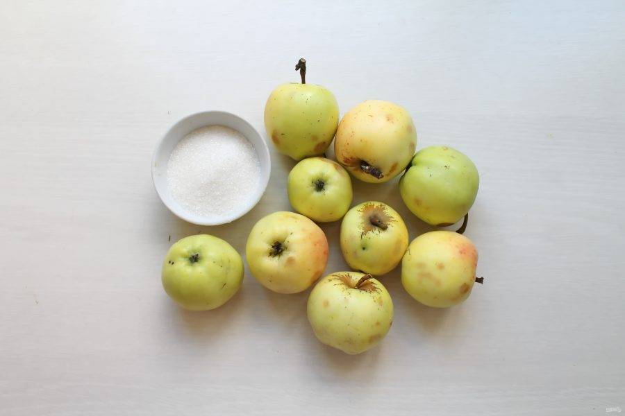 Подготовьте все необходимые ингредиенты для приготовления компота из диких мелких яблок на зиму. Яблоки переберите, удаляя червивые и с признаками порчи, затем тщательно вымойте.
