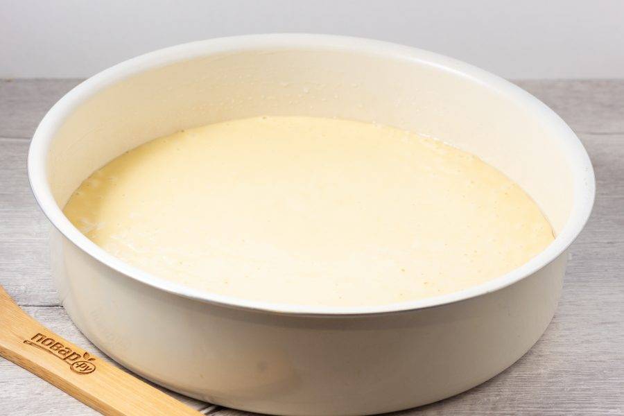Форму диаметром 26 сантиметров смажьте растительным маслом и вылейте в нее тесто.