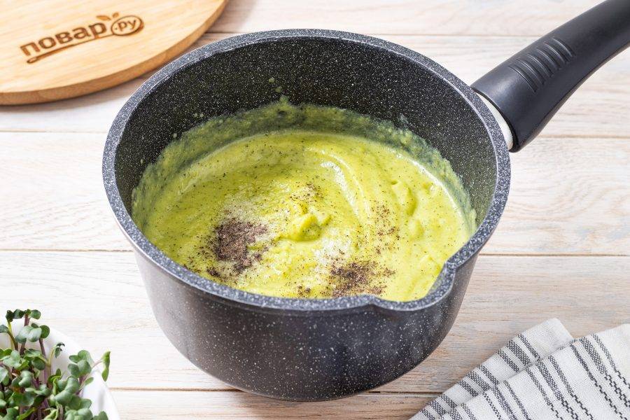 Посолите и поперчите по вкусу.