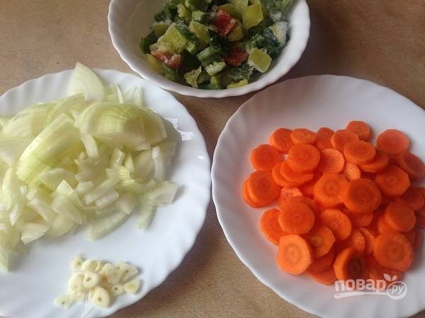 2. Очистите овощи. Лук нарезаем четвертькольцами, морковь — кружочками, а перец — кубиками (у меня перец замороженный). Не стоит овощи нарезать мелко.