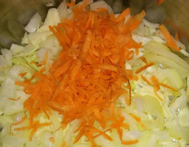3.	Морковь помойте, почистите и натрите на тёрке. Выложите все овощи на дно кастрюли с толстым дном.