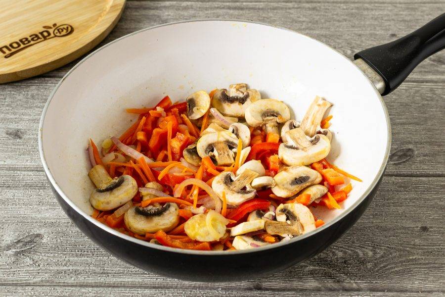 Разогрейте сковороду на среднем огне, добавьте масло и обжарьте все овощи и грибы до золотистого цвета.