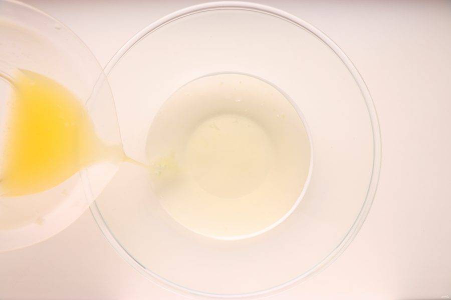 В воду с сахаром добавьте сок одного лимона. Пропитку остудите. 