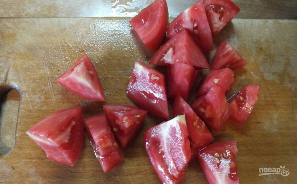 3. Помидоры беру не очень сочные, лучше «сливки»(они более мясистые). Мою их и нарезаю кусочками среднего размера.