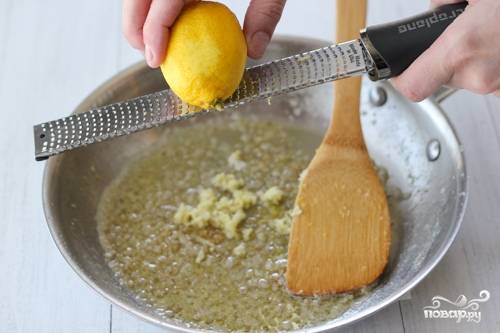 1. Для начала измельчим лук и обжарим его на сковороде в растопленном сливочном масле. Дальше сюда же добавим сок одного лимона и пару щепоток измельченной цедры лимона. Сюда же - давленый чеснок и специи. 