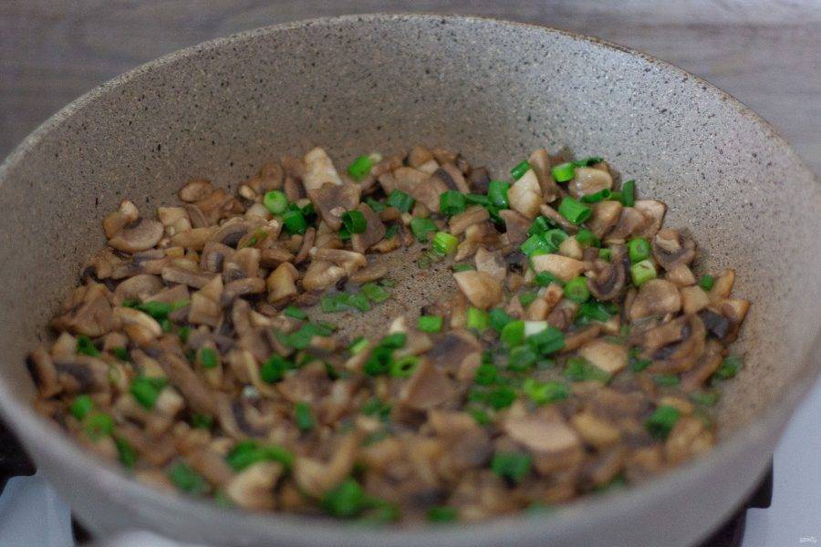 Грибы и лук мелко нарежьте. В сковороду, где готовились фрикадельки, выложите порезанные грибы и немного обжарьте, затем добавьте лук. Готовим ещё 1-2 минуты.