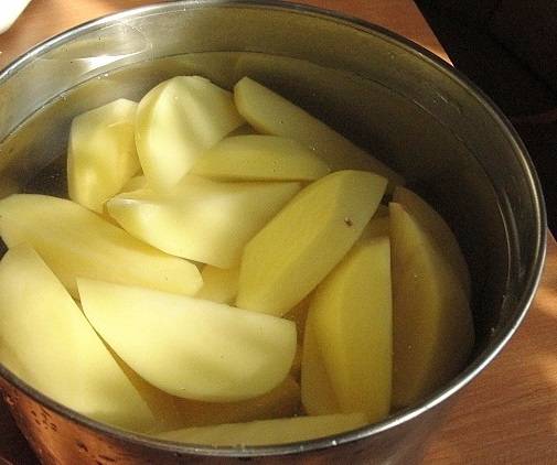 2. Картофель нужно очистить, нарезать и отправить в кастрюлю с водой. Довести до кипения, подсолить и варить до готовности. С готового картофеля слить около стакана отвара, он пригодится. Грибы вымыть, обсушить и измельчить. Отправить на сковороду с растительным маслом и жарить до готовности, поперчив и посолив. 