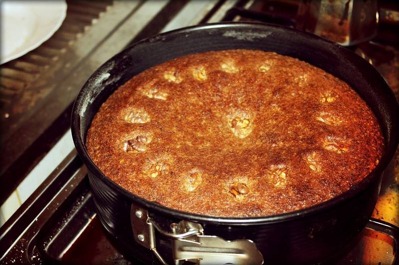 Духовку разогреть до 180 гр. Форму смажьте маслом, потом мукой посыпьте, выложите тесто. Сверху можете выложить грецкие орехи для украшения. Выпекайте минут 50.