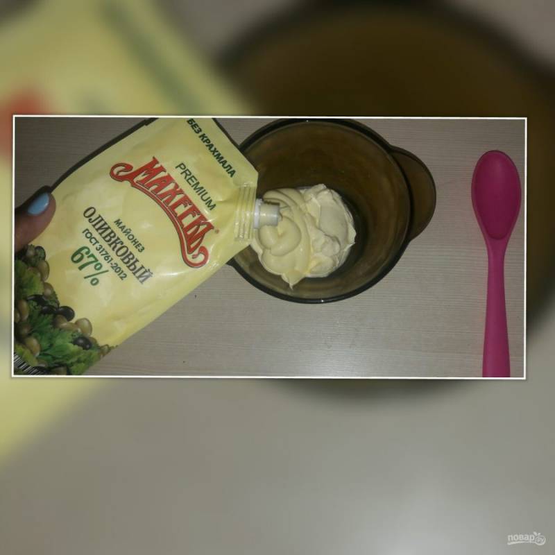 В миске смешайте майонез и сметану, добавьте черный молотый перец по вкусу.