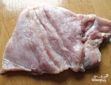 Разрезаем мясо так, чтобы получился пласт, толщиной около 1 см