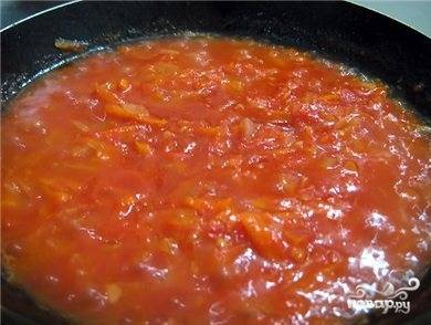 Готовим зажарку из лука, моркови и помидор и болгарского перца.