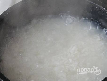 Когда рис закипит, накрываем кастрюлю крышкой и уменьшаем огонь до минимального, оставляем рис готовиться еще минут 20.