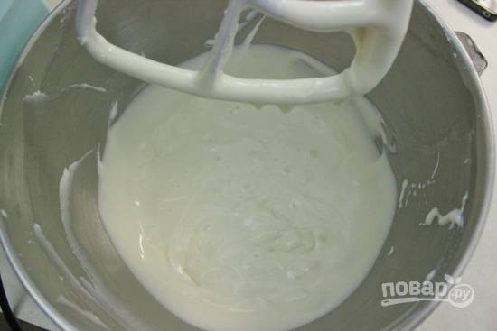 8.	В чашу миксера выложите сливочный сыр и добавьте к нему сгущенное молоко, взбивайте несколько минут.
