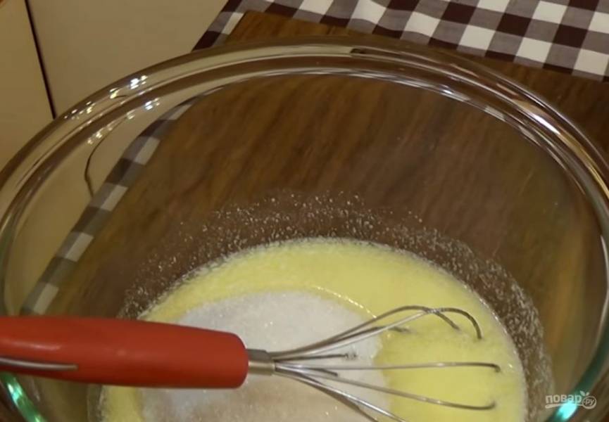 1. Яйцо смешайте с растительным маслом, растопленным сливочным маслом и кефиром. Добавьте ванильный и обычный сахар. Смешайте просеянную муку с солью, содой, разрыхлителем и корицей. 