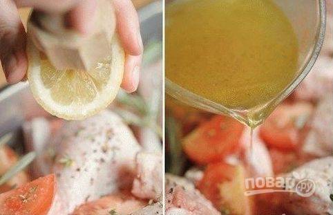 На ножки вылейте бульон и выжмите лимонный сок.