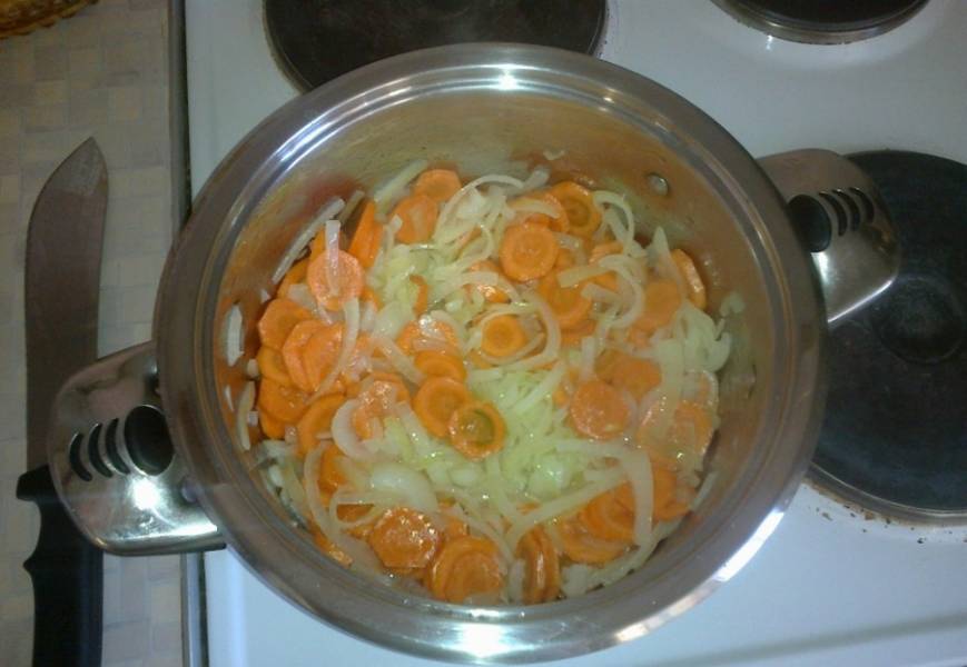 2. Обжариваем лук и морковь на растительном масле. Я делаю это сразу в сотейнике.