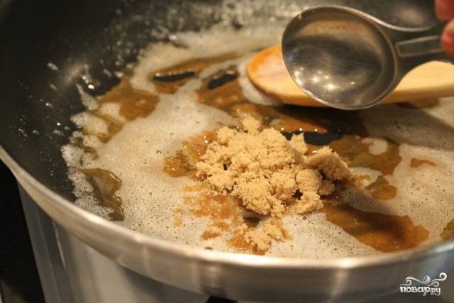 1. На сковороде растопите сливочное масло и добавьте коричневый сахар. Перемешайте аккуратно и дайте покипеть пару минут, пока масса не станет однородной. 