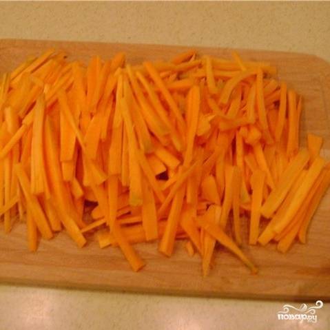 Морковь вымыть, почистить, нарезать соломкой.
