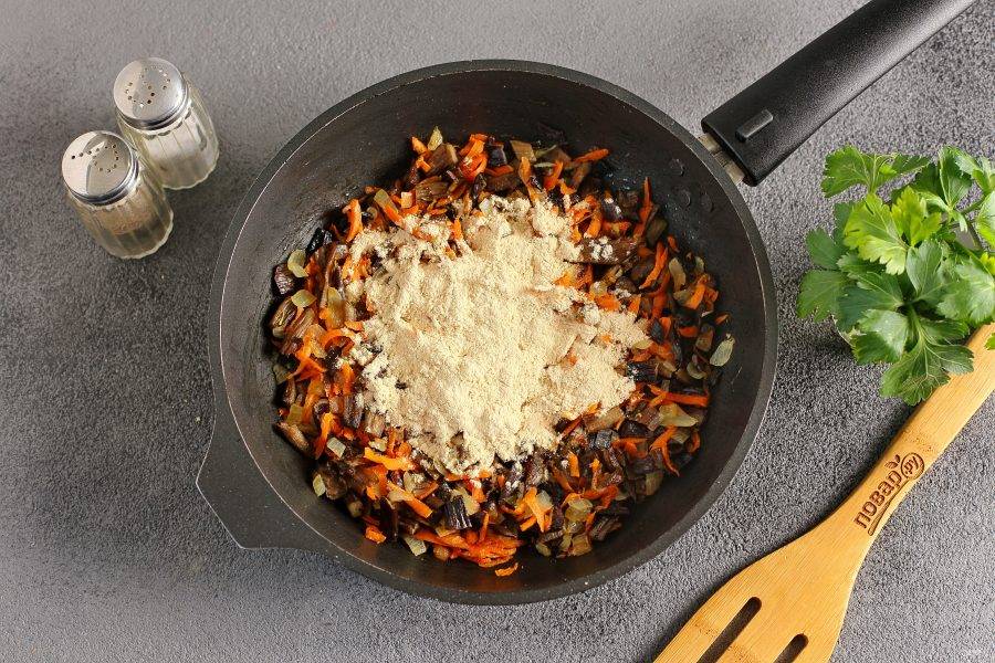 Муку обжарьте на отдельной сухой сковороде до легкого орехового цвета. Добавьте к грибам с овощами.