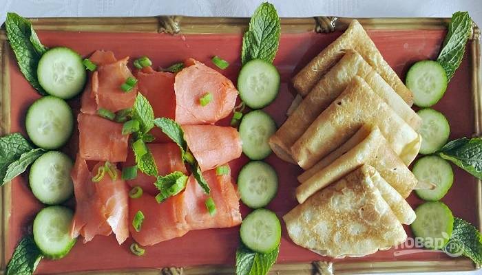 Закусочные блинчики с подкопченным лососем — рецепт с фото