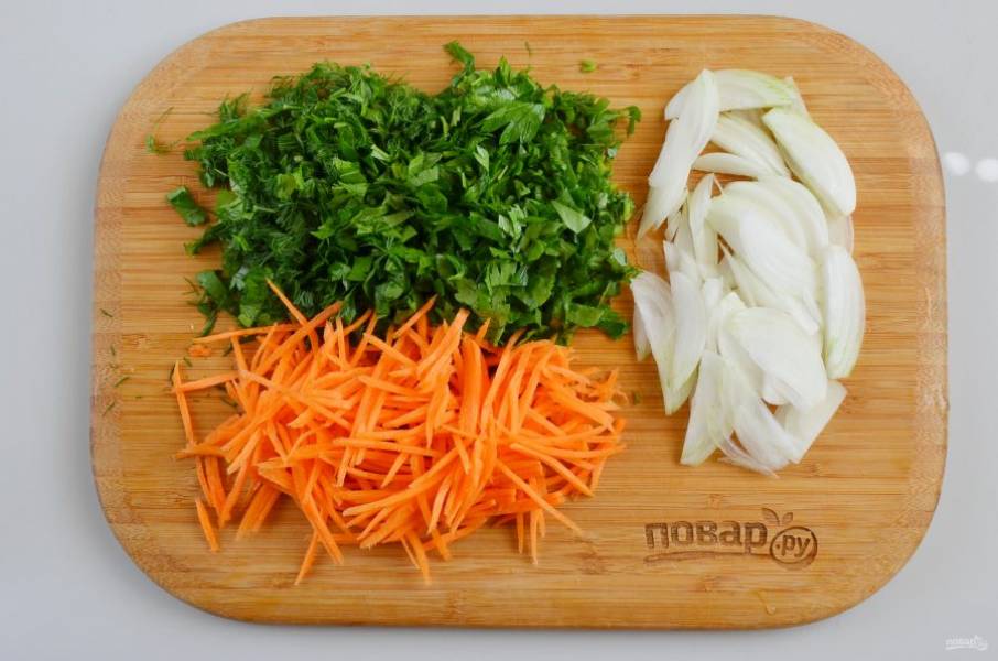 Морковь натрите на "корейской терке", порежьте мелко зелень, лук — тонко полукольцами.