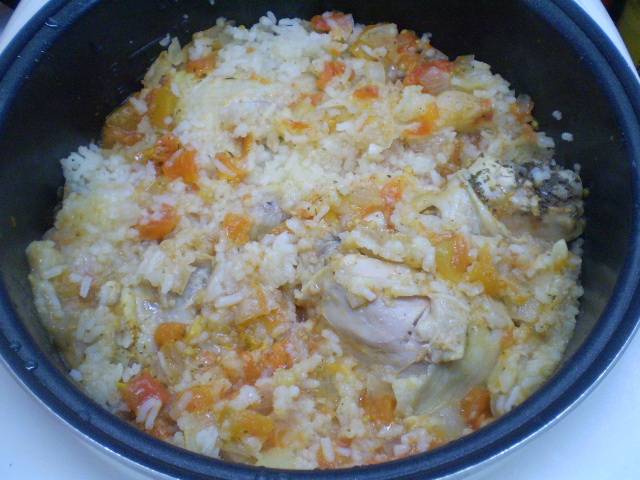 Курица с рисом и овощами в мультиварке готова. Приятного!