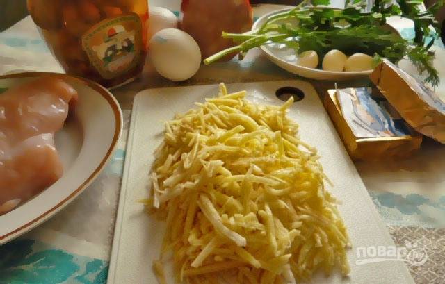 Картофель помойте, почистите и нарежьте тонкой соломкой, а лучше натрите его на тёрке для корейской морковки.