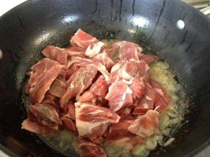 Затем отправляем на сковороду кусочки баранины, солим их и тушим под крышкой на медленном огне 20-25, периодически помешивая. Если мясо у вас старенькое, то влейте на сковороду немного водички и потушите его подольше.