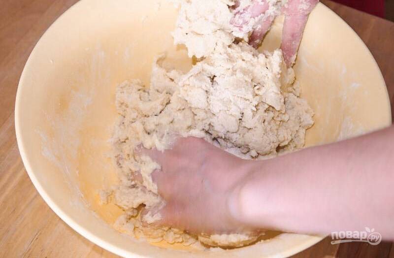 Замесите тесто руками из муки, соды, масла и сахара.